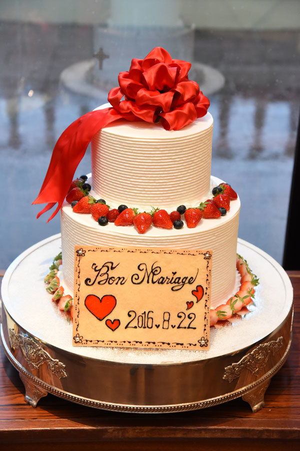 北海道旭川リゾートウエディング ブルーミントンヒル スタッフブログ ウエディングケーキをリボンでラッピング かわいらしい 幸せのおすそ分け