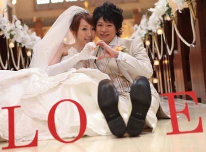 北海道旭川リゾートウエディング ブルーミントンヒル スタッフブログ 結婚 記念日の名称に合わせたプレゼントで想いを伝えて レストランではお祝いのプランもご用意